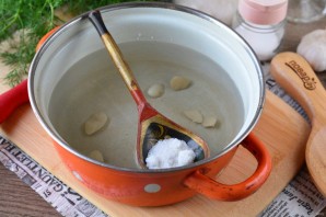 Малосольные огурцы с укропом и чесноком