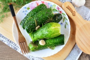 Малосольные огурцы с укропом и чесноком