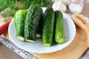Малосольные огурцы с укропом и чесноком