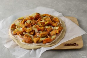 Пицца с тыквой и яблоками