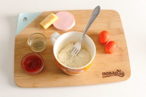 Пицца в кружке в микроволновке