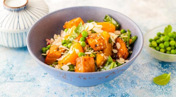 Рисовый азиатский салат с теплым лососем, пошаговый рецепт с фото