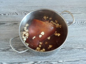 Рулька в луковой шелухе