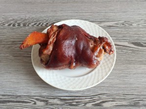 Рулька в луковой шелухе