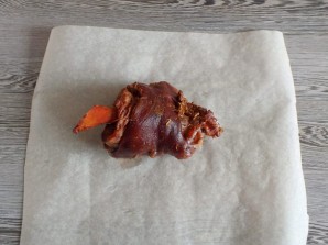 Рулька в луковой шелухе