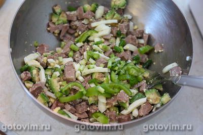 Салат из языка с авокадо и перцем чили Салат из языка с авокадо и перцем чили