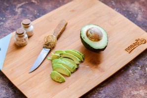 Салат с форелью и авокадо Салат с форелью и авокадо