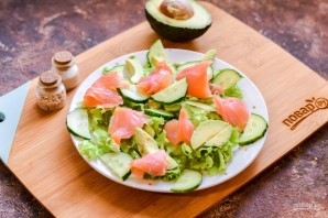 Салат с форелью и авокадо Салат с форелью и авокадо