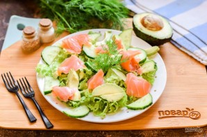 Салат с форелью и авокадо Салат с форелью и авокадо