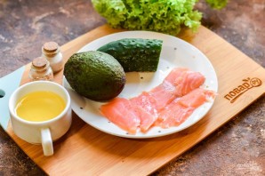 Салат с форелью и авокадо Салат с форелью и авокадо
