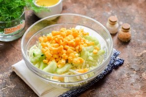 Салат с капустой и тунцом