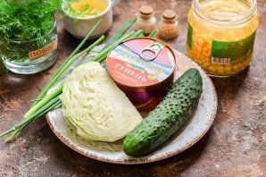 Салат с капустой и тунцом