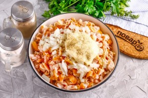 Салат с копченой курицей и рисом