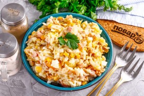 Салат с копченой курицей и рисом