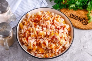 Салат с копченой курицей и рисом