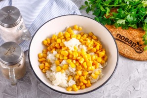 Салат с копченой курицей и рисом