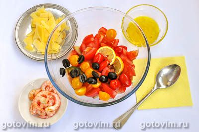 Салат с креветками, помидорами и сыром