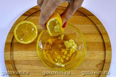 Салат с креветками, помидорами и сыром