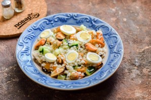 Салат с мидиями и рисом