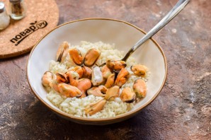 Салат с мидиями и рисом