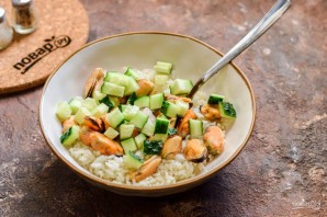 Салат с мидиями и рисом