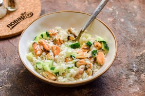 Салат с мидиями и рисом