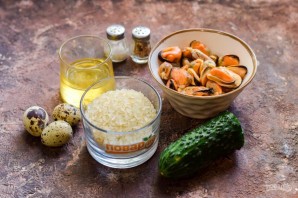 Салат с мидиями и рисом