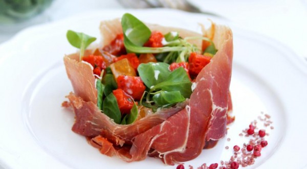 Салат с ветчиной, хурмой и желе из печеных перцев, пошаговый рецепт с фото