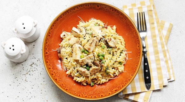 Спирали с белыми грибами, беконом и зеленым горошком, пошаговый рецепт с фото