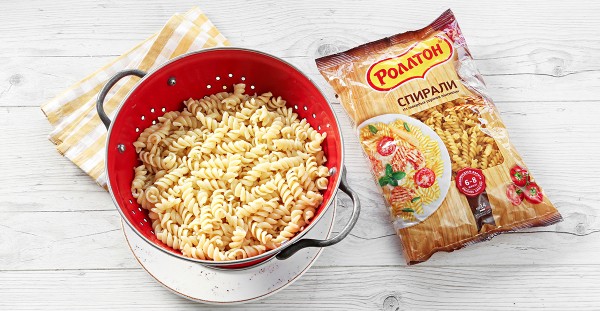 Спирали с белыми грибами, беконом и зеленым горошком, пошаговый рецепт с фото