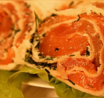 Закусочный рулет из лаваша с семгой