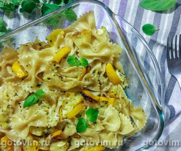 Запеченные фарфалле с мятой и базиликом