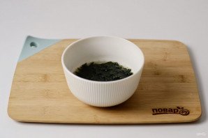 Черная икра из соевого соуса