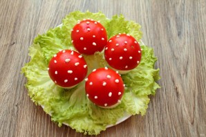 Фаршированные яйца "Мухоморы"