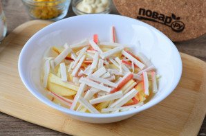 Гавайский салат с крабовыми палочками