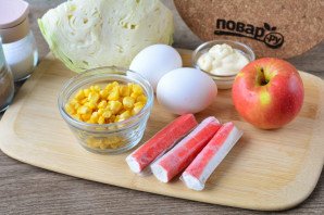 Гавайский салат с крабовыми палочками