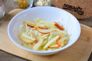 Гавайский салат с крабовыми палочками