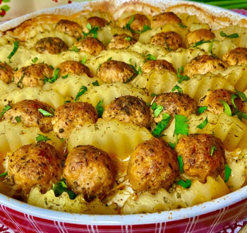 Горячее блюдо из фарша и картофеля