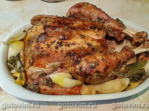 Индейка, запеченная с шалфеем и чесноком Индейка, запеченная с шалфеем и чесноком