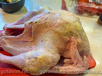 Индейка, запеченная с шалфеем и чесноком Индейка, запеченная с шалфеем и чесноком