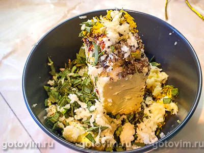 Индейка, запеченная с шалфеем и чесноком Индейка, запеченная с шалфеем и чесноком