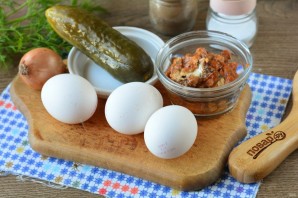 Яйца фаршированные килькой