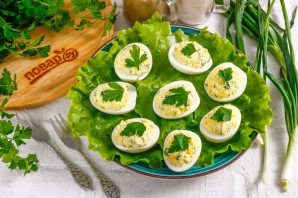 Яйца фаршированные творогом и зеленью