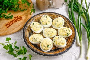 Яйца фаршированные творогом и зеленью