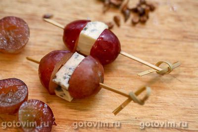 Канапе из сыра с голубой плесенью и винограда