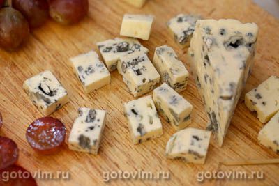 Канапе из сыра с голубой плесенью и винограда