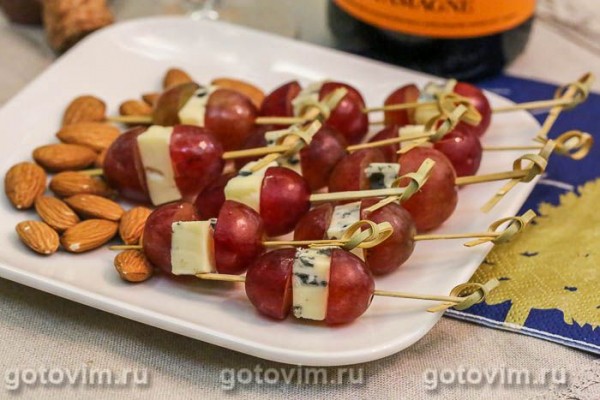 Канапе из сыра с голубой плесенью и винограда