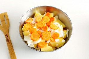 Кролик с картошкой в рукаве