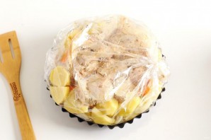 Кролик с картошкой в рукаве