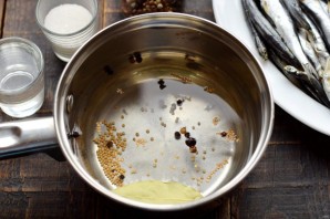 Маринованная килька в уксусе с луком